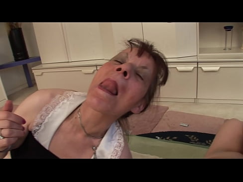 ❤️ Tá triúr ag beirt sheanmháthair agus seanathair amháin Porn bhaile uainn ga.villagesexvideos.ru