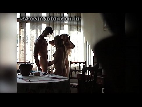 ❤️ Tugann cairde gnéis cuireadh d'fhear ollmhór agus do thriúr in éineacht leis Porn bhaile  uainn ga.villagesexvideos.ru